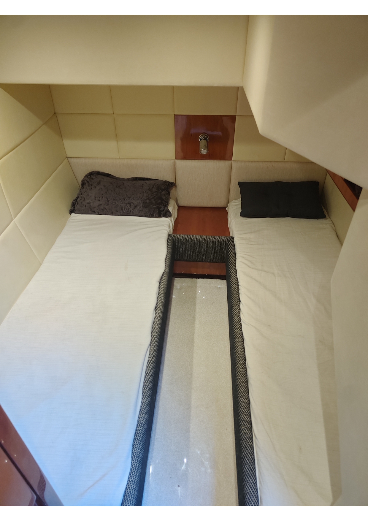 44ft yacht bedroom